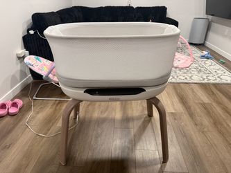Baby items , bassinet / bath / pillows / clothes