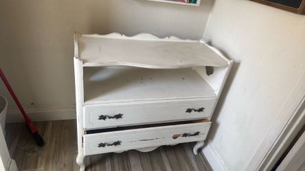 White VTG dresser