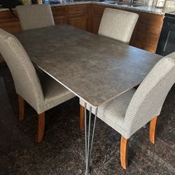 Dining Room Table & Chairs 