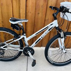 Trek 820 Mountain Bike