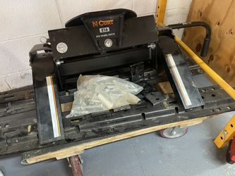 CURT E16 5th Wheel Hitch 