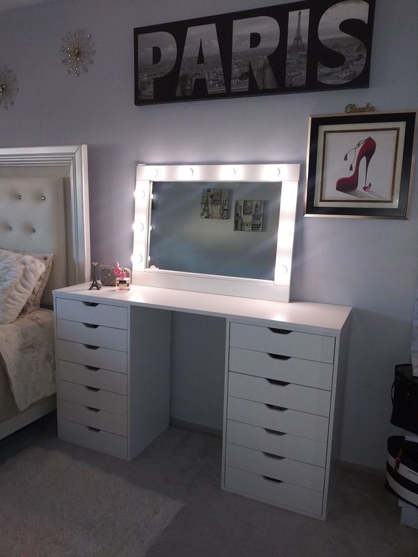 NEW vanity desk 14 drawers & large Hollywood lights mirror for Sale in Wheeling, IL OfferUp
