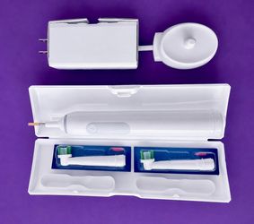NEW Oral-B Braun Electric Toothbrush Set – Travel Case, Charger & 2 New Brush Heads
