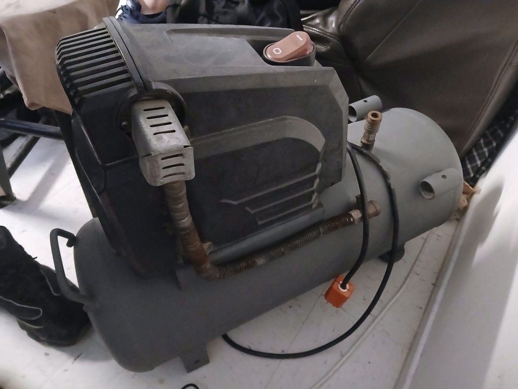 Husky Air Compressor 25 Gal