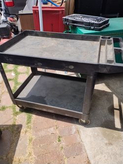 Utility cart, by Rubbermaid. Good condition. Measurements are on the pictures.