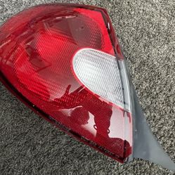 2000-2002 Dodge Neón Driver Taillight 