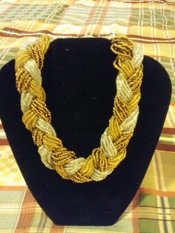 Ladies very nice short necklace reduced 7.00