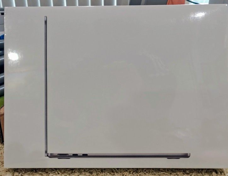 New Apple - MacBook Air 13.6" Laptop - M2 chip Built for Apple Intelligence - 8GB Memory - 256GB