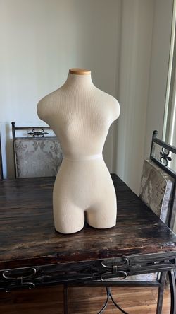 Female torso fitting mannequin