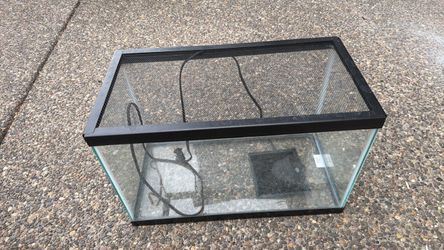 Reptile aquarium with heating pad