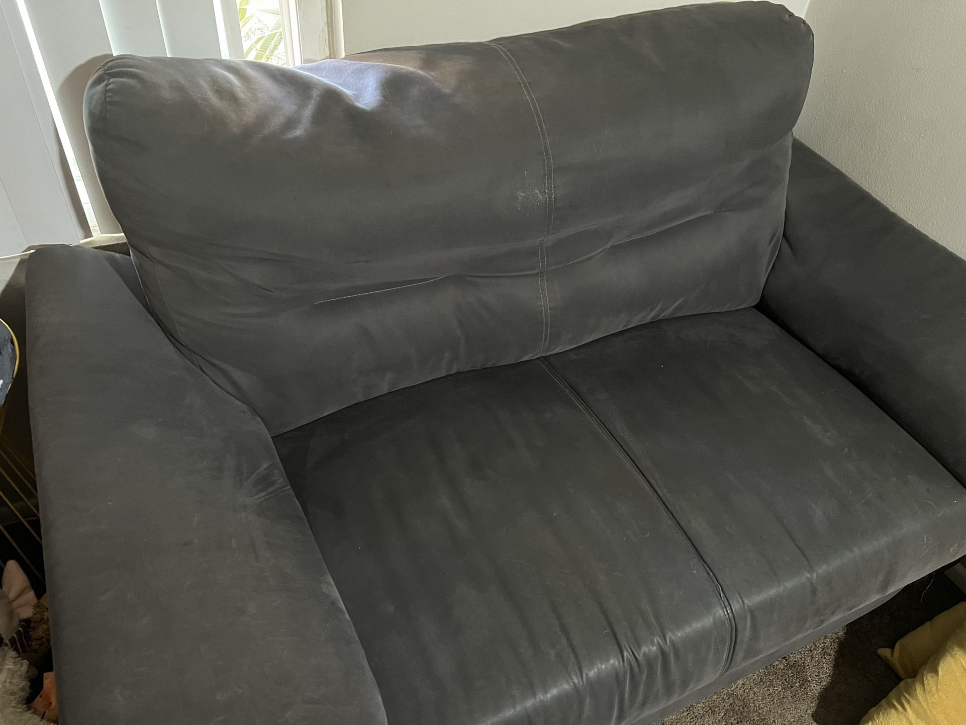 Dark Grey Microfiber Loveseat – Comfortable & Wide Seating