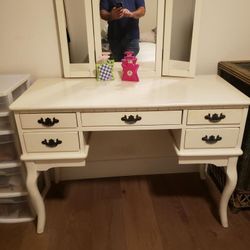 Women’s Makeup Vanity