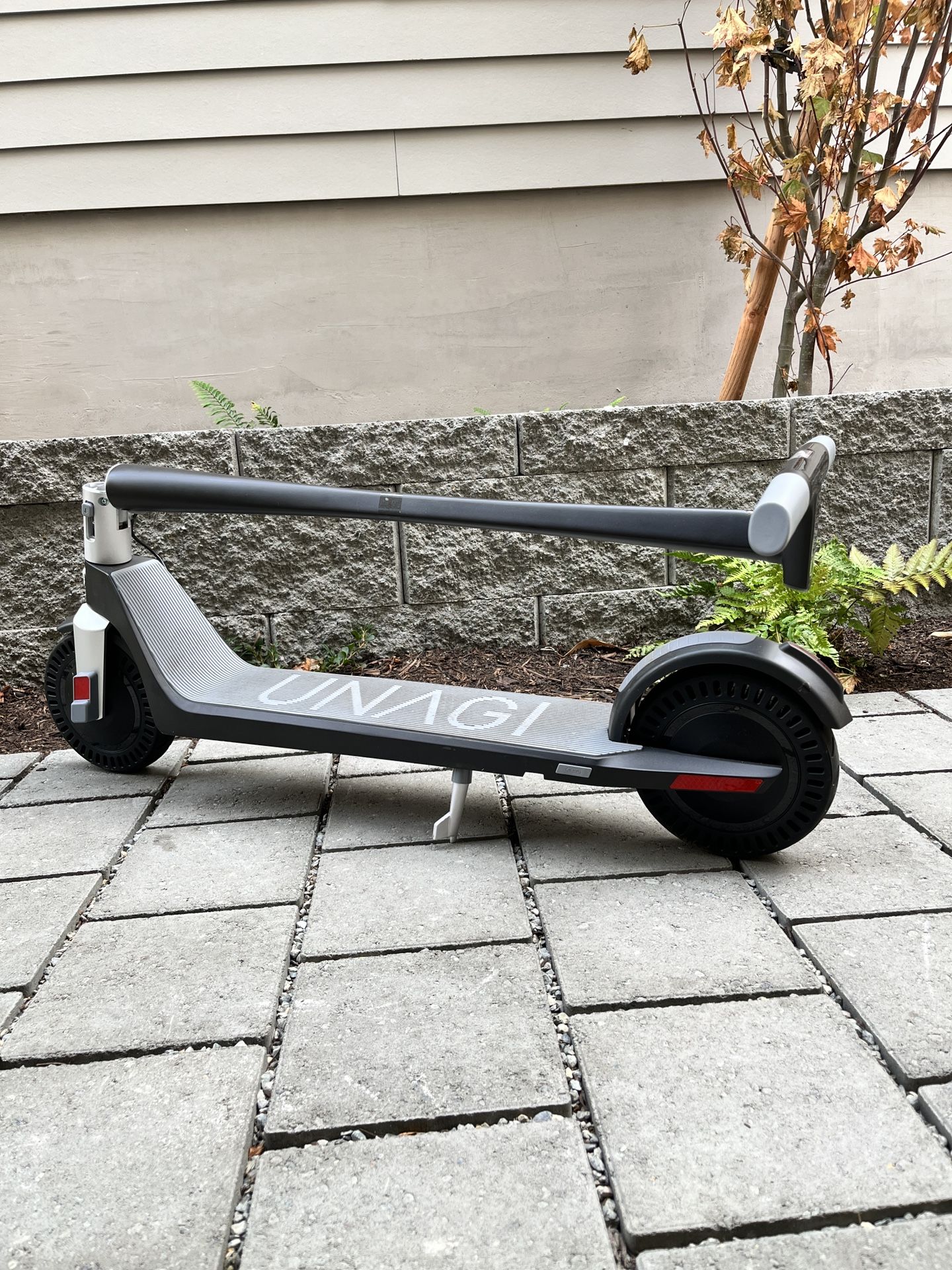 Unagi Model One • E500 Dual Motor • EScooter w/ Carry Satchel