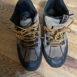 Boys Size 5 Hiking Boots 