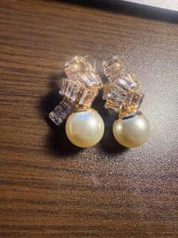 Pearl & Rhinestone Twist Earrings - Gold