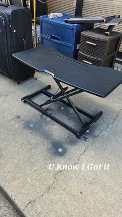 Adjustable standing desk