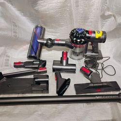 Dyson V7