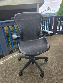 Herman Miller Aeron  size B