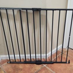 Munchkin Bronze color metal child/pet fence gate.
Model MK0001. WALL MOUNTS ARE MISSING.!
***** Cash 💸 only, please. Front Door pick-up only, please.