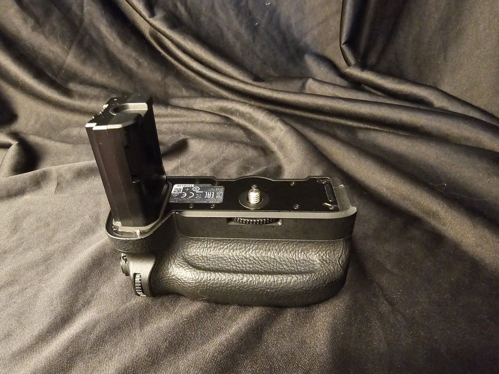 Sony VG-C3EM Vertical Grip for A7III / A7RIII / A9 – Like New!