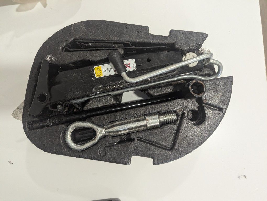 Mini Cooper 2016 Tire Jack Tool
