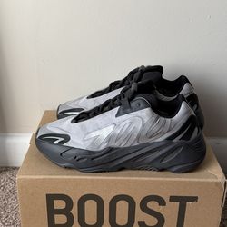 yeezy 700 boost mnvn metallic - MENS 6.5