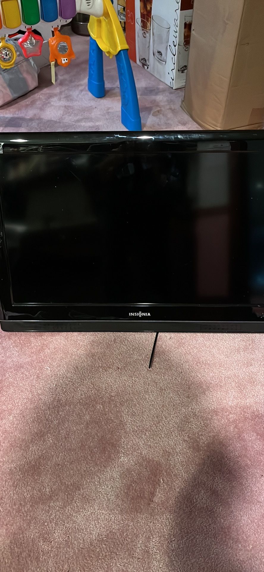 Insignia 27 inch TV with wall mount