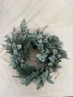Crate & Barrel spruce and eucalyptus holiday wreath NWT - 16” ring