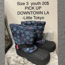 SNOW BOOTS YOUTH SIZE 3.    $20 Pick Up Downtown LA - Little Tokyo Area 