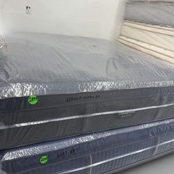 KING SIZE SIMMONS BEAUTYREST BLACK SERIES 4 (MEDIUM) PILLOW TOP MATTRESS & BOX SPRINGS BED SET