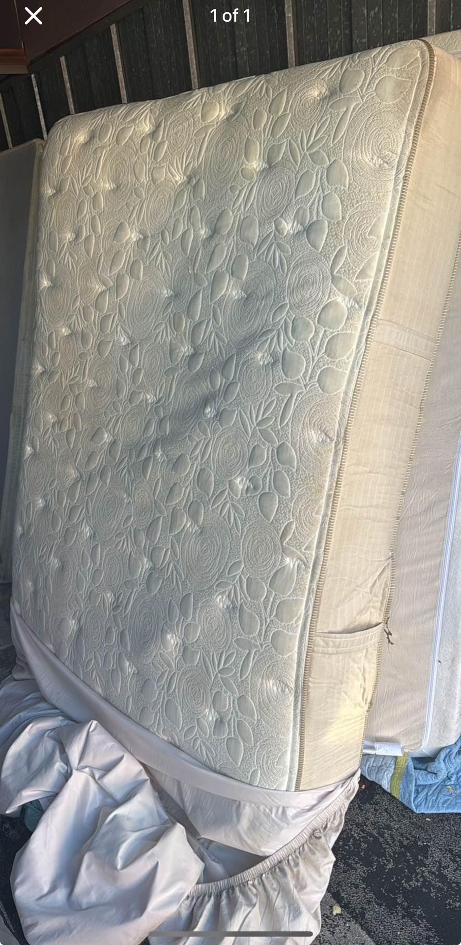 Clean Queen Mattress And Box Spring