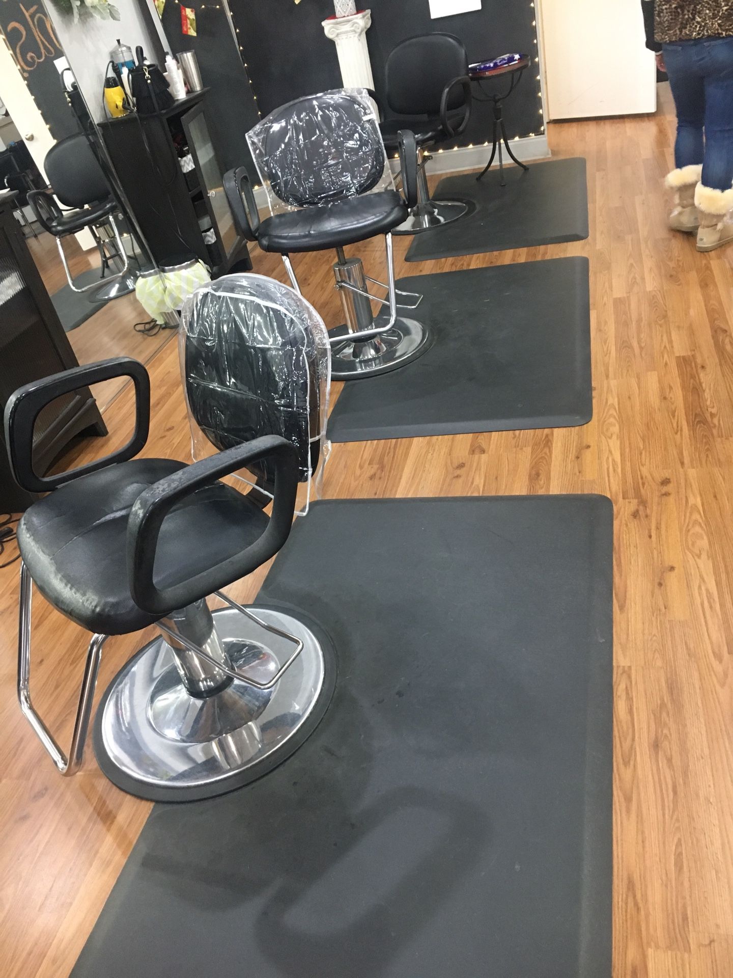 6 Salon Chairs and 6 Salon floor mats for sale! for Sale in Gretna, LA