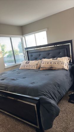 Black Leather KING  LEDLIGHT UP Bed Frame can come with comforter also