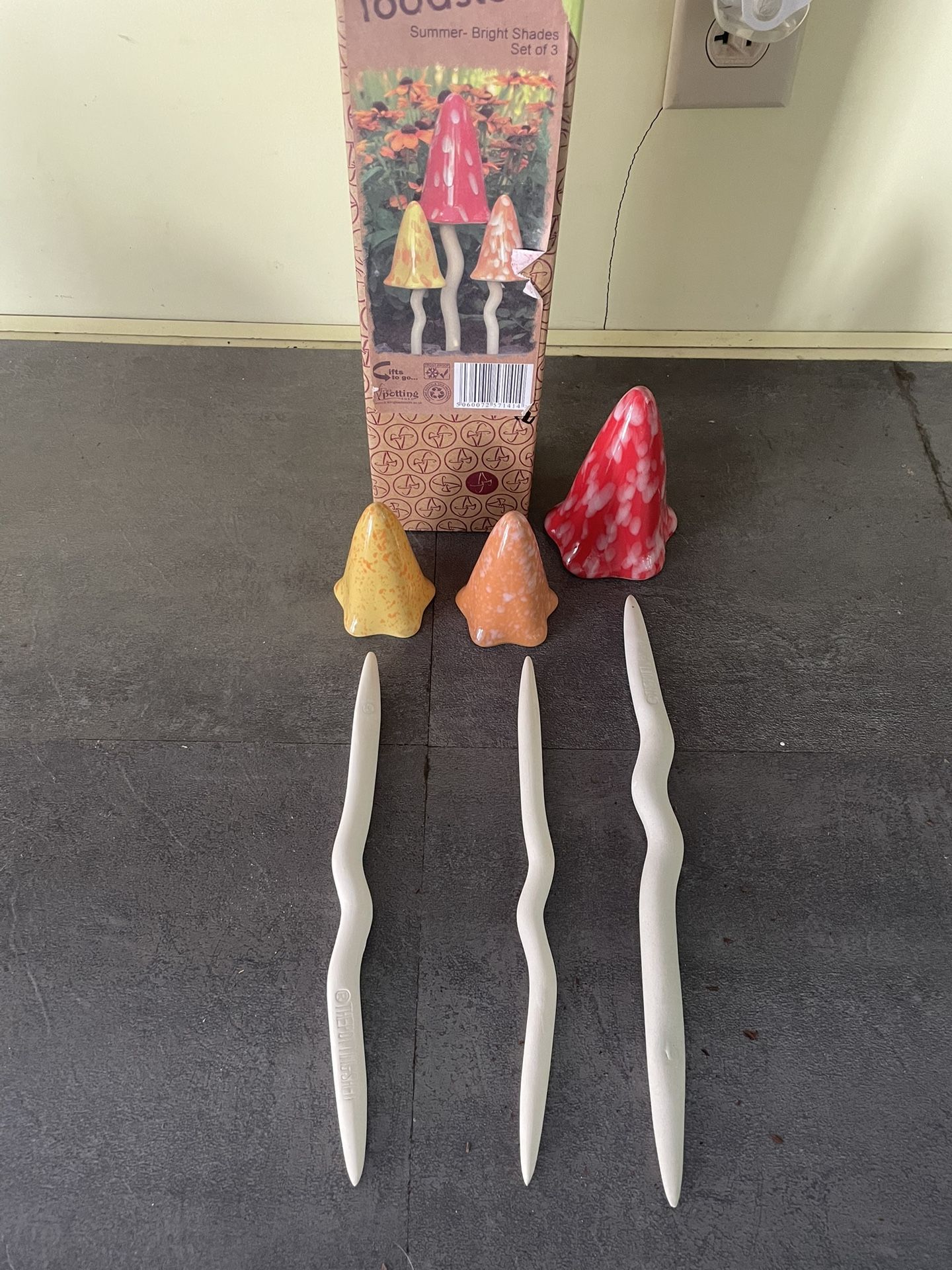 The Potting Shed Tinkling Toadstools Ceramic Garden Decor Open Box