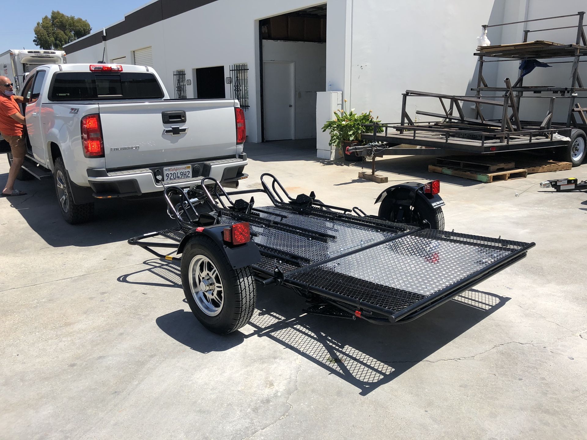 Three rail motorcycle trailer dual rail single