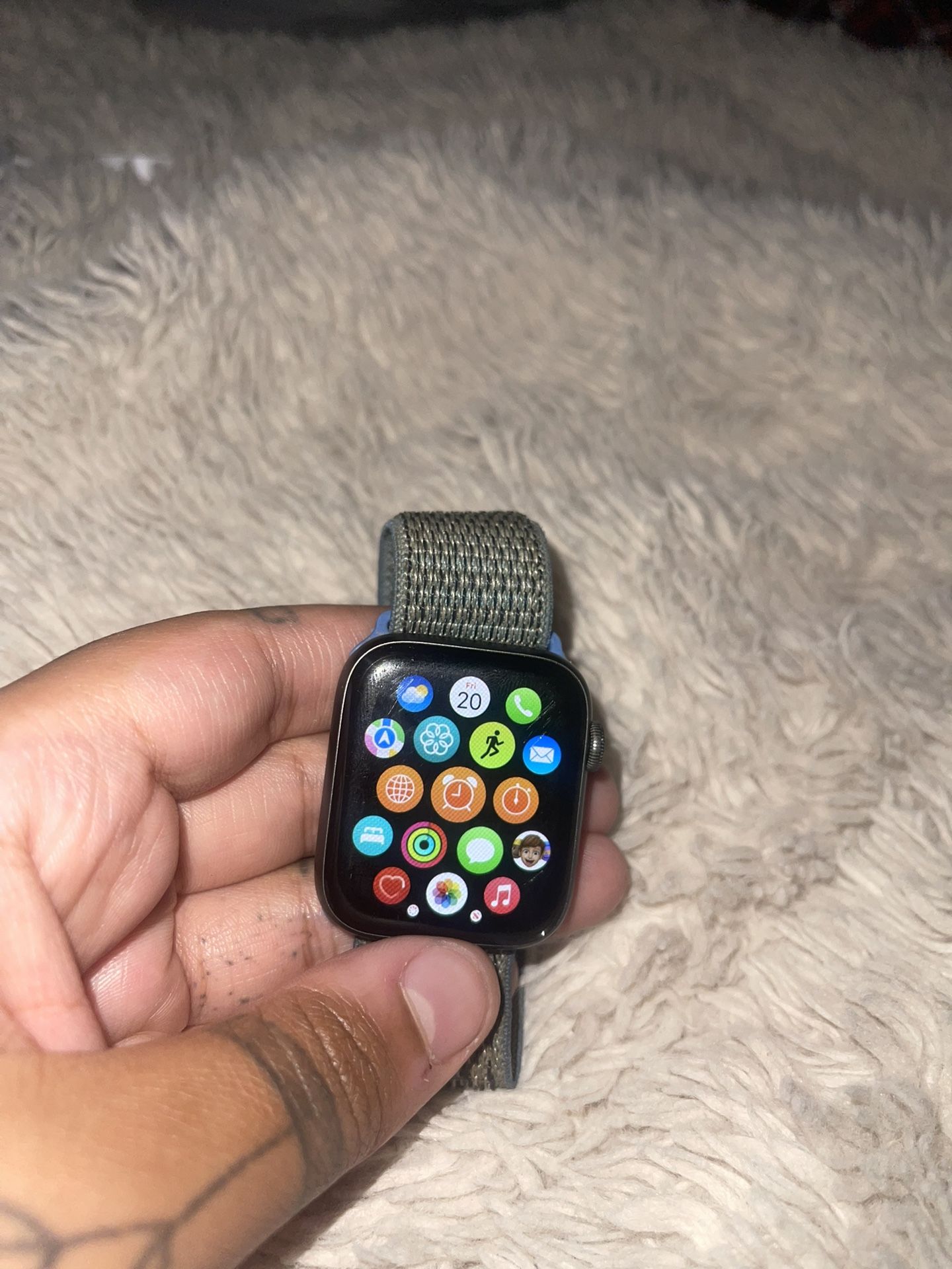 Apple Watch Series 4 (GPS Only) 44 MM