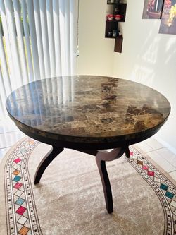 Round dining table