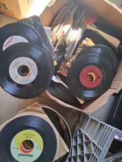 300 + 45s vinyls Records all genres from good to Ultra Rare 👌