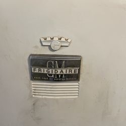 GM Frigidaire retro fridge with small icebox