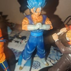 Vegito SSJB Figurine