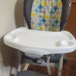 Baby and child chair in good condition, like new and clean.