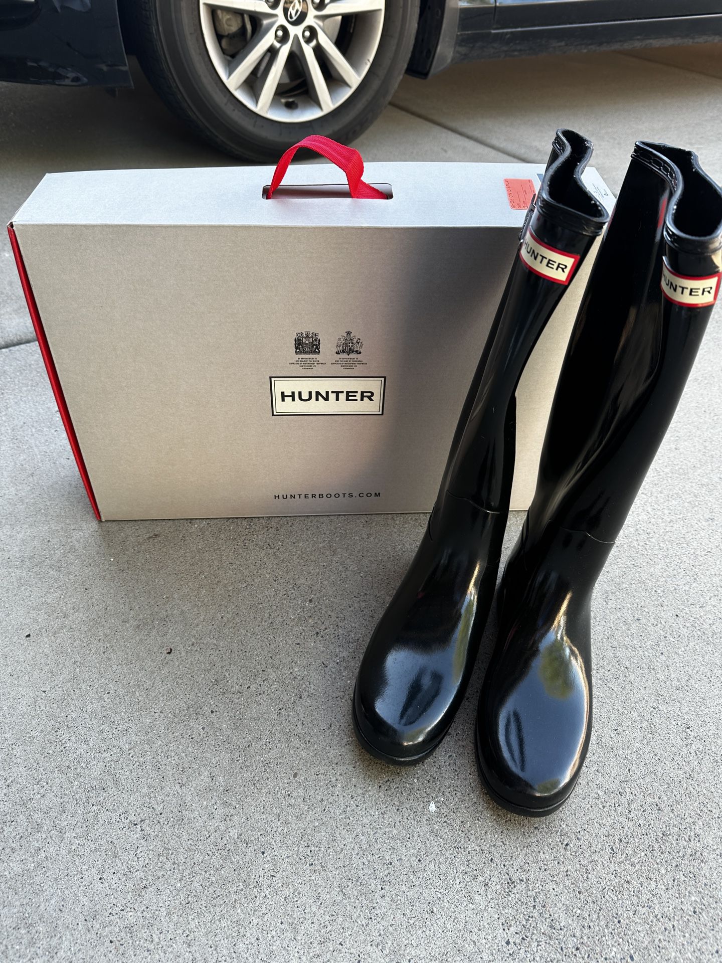Hunter boots Women's Original Tall Gloss Rain Boots in black - size 7