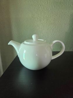 St. James Bone Teapot with Filter and Tea Cups