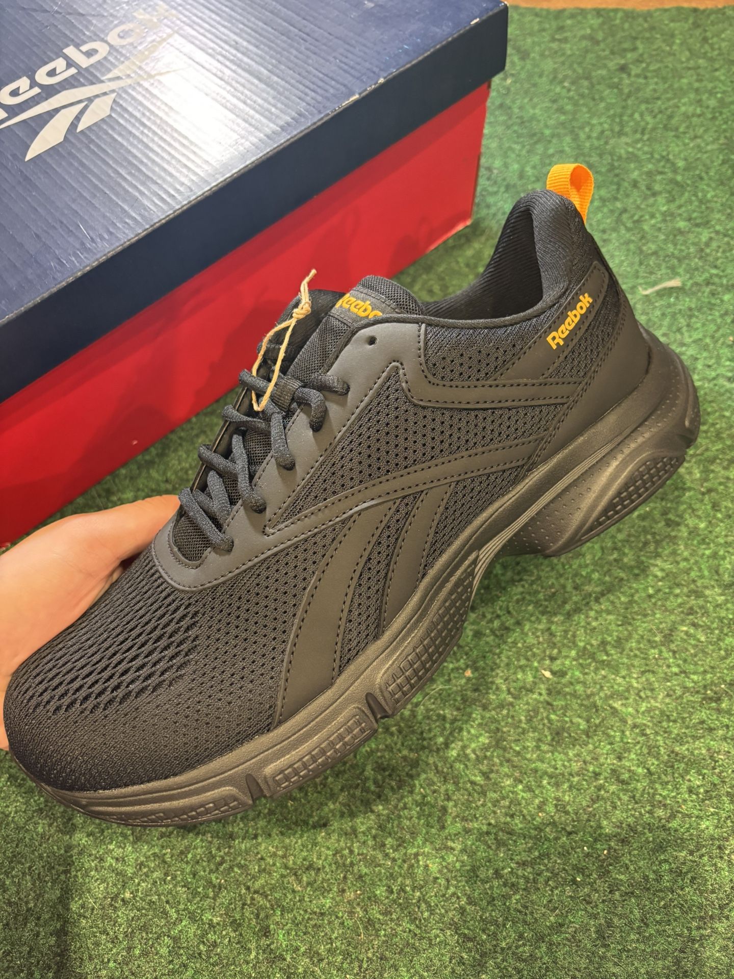 BRAND NEW REEBOK SIZE 10