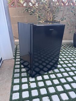 Hotpoint 2.7 Cu. Ft. Mini Fridge with Freezer for Bedroom or Dorm in Black