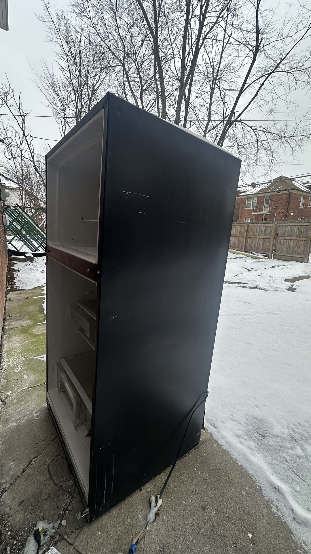 21.9 cu. ft. Top Freezer Refrigerator in Black