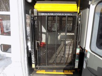 BRAUN MILLENNIUM SERIES VAN WHEELCHAIR LIFT