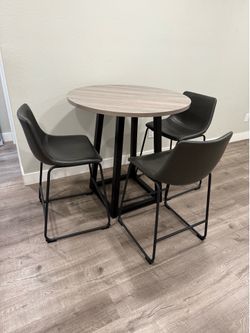 Round Dinner Table & Chairs