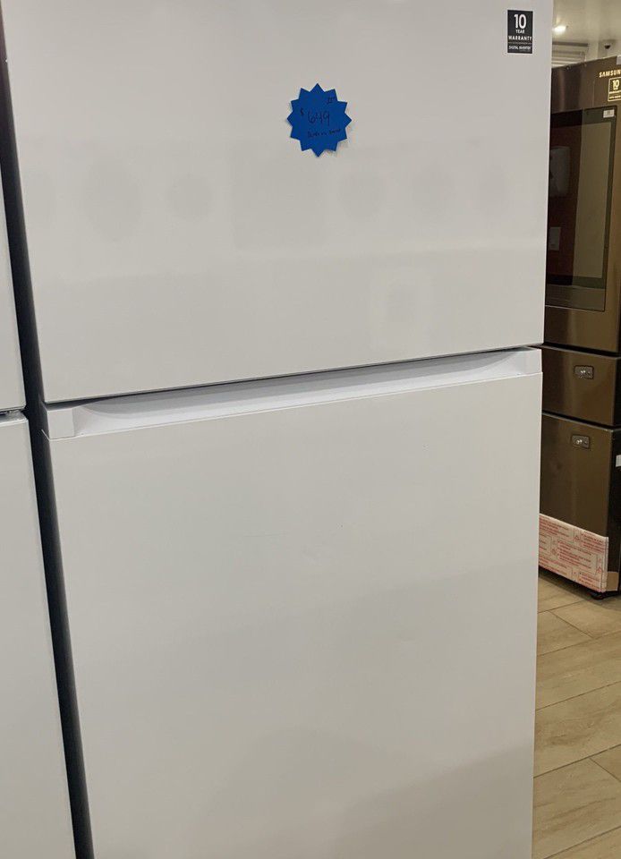 Samsung 21.1-cu ft Top-Freezer Refrigerator with Ice Maker (White) ENERGY STAR HHJP