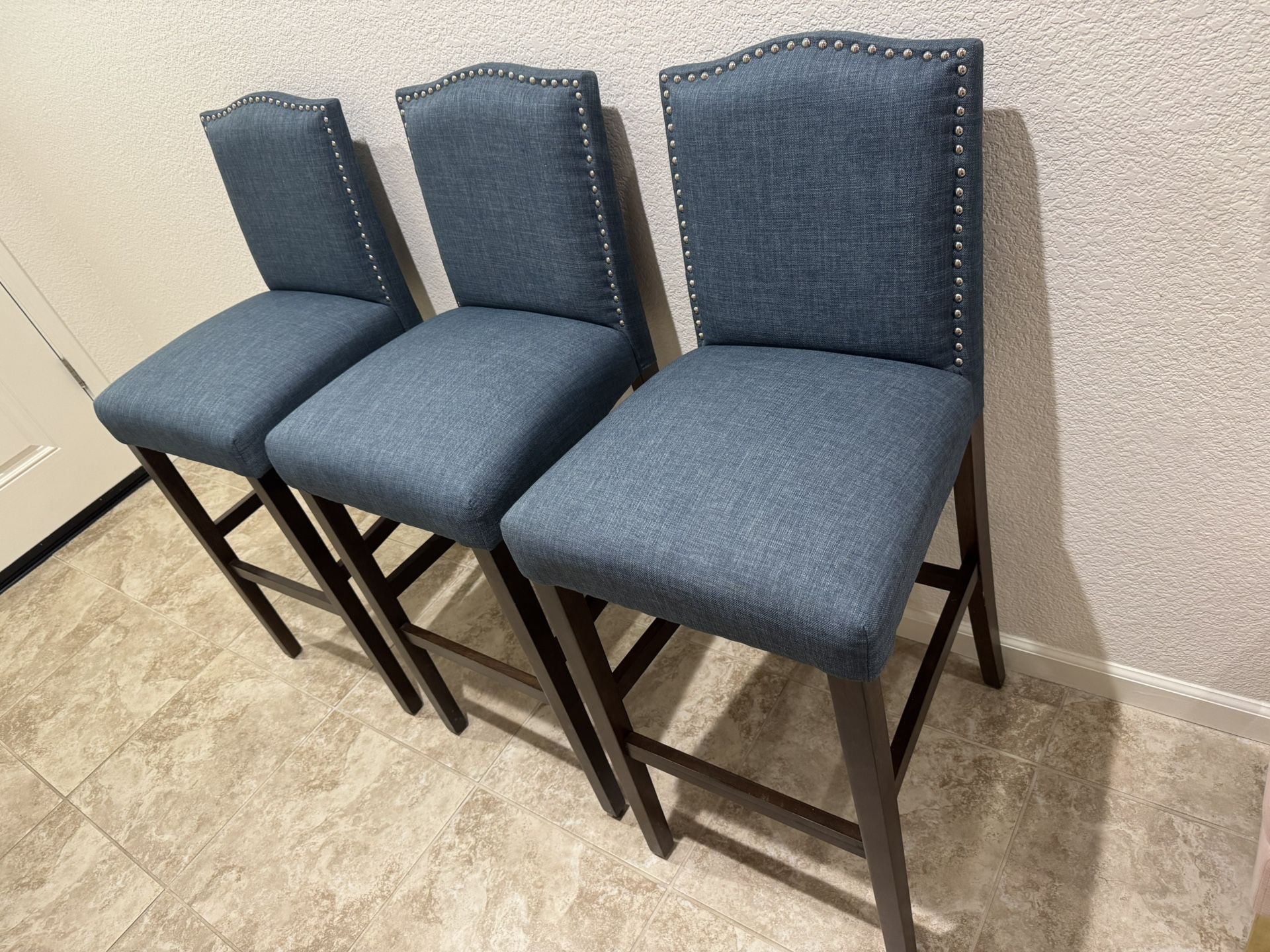 3 Bar Stools With Backrest